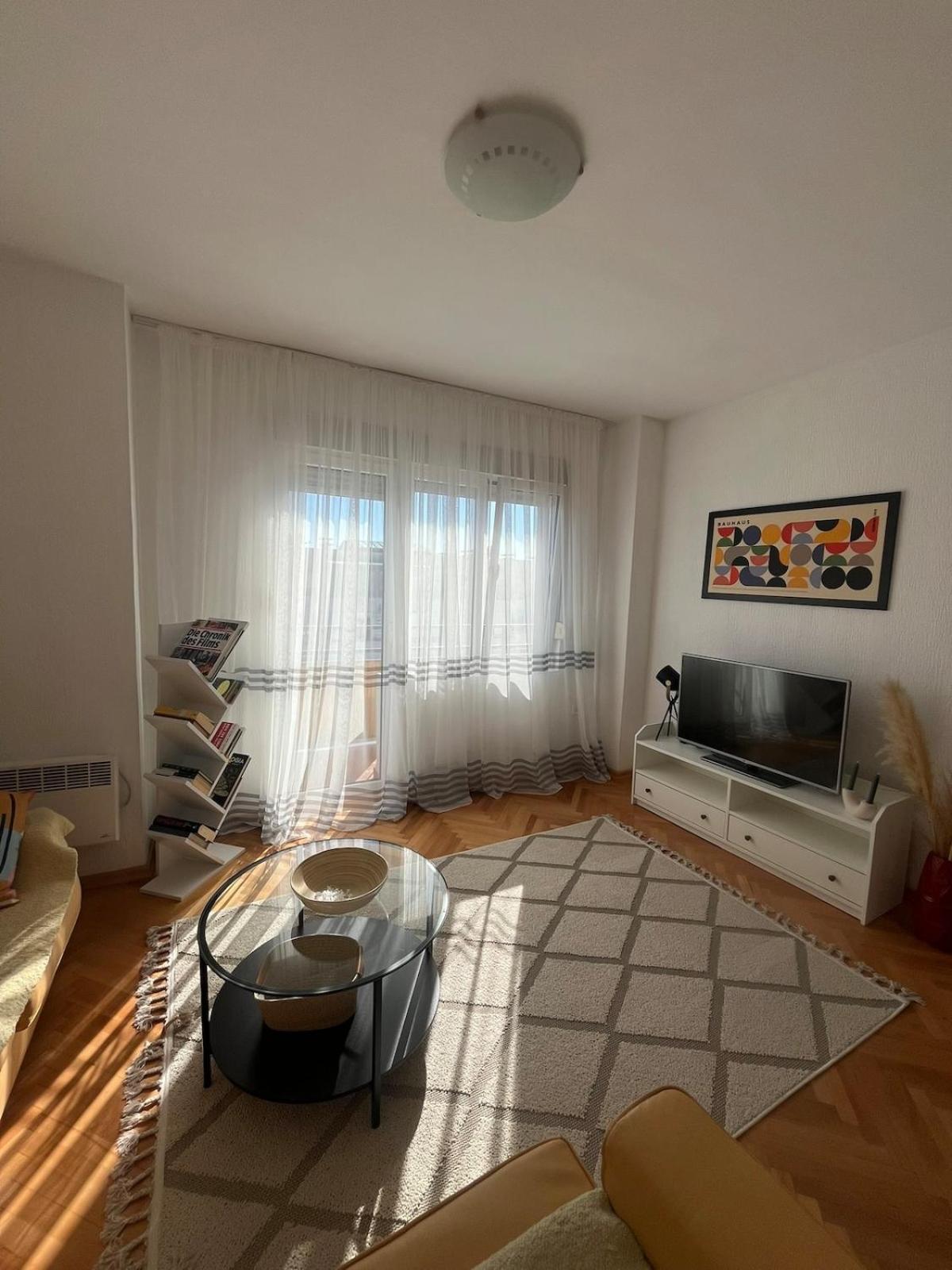 Apartment Cozy & Sunny 2-bedroom In Location In The *